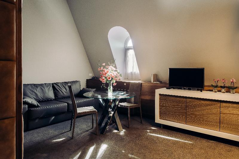 Uno Design 4*