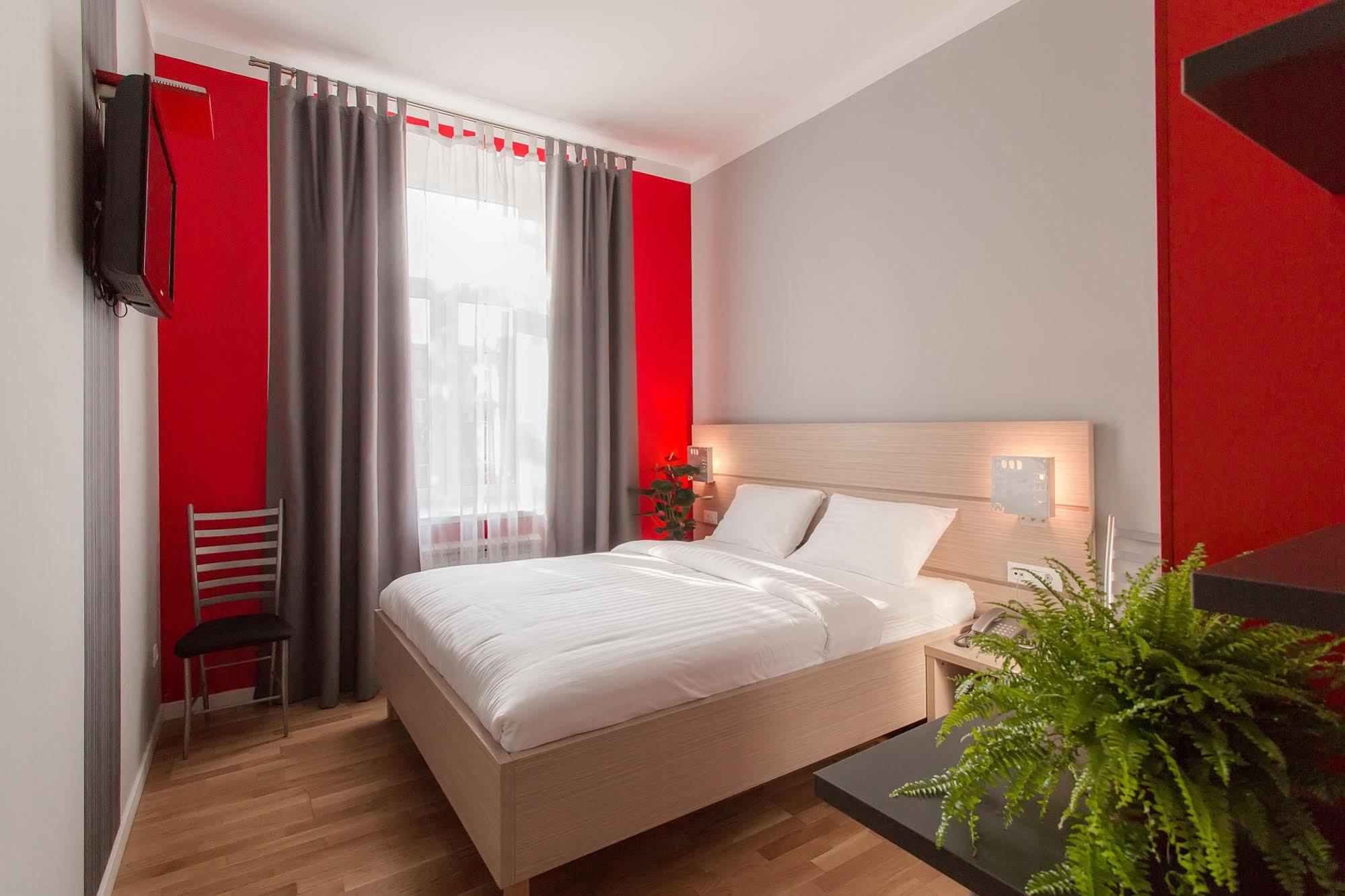 Uno Design Hotel 4*